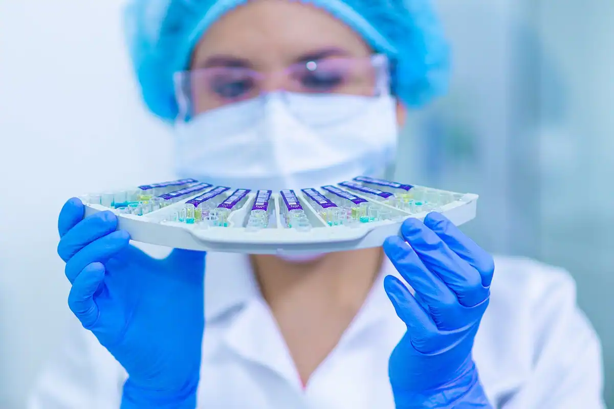 Specialist de laborator care lucrează cu probe biologice la un microscop