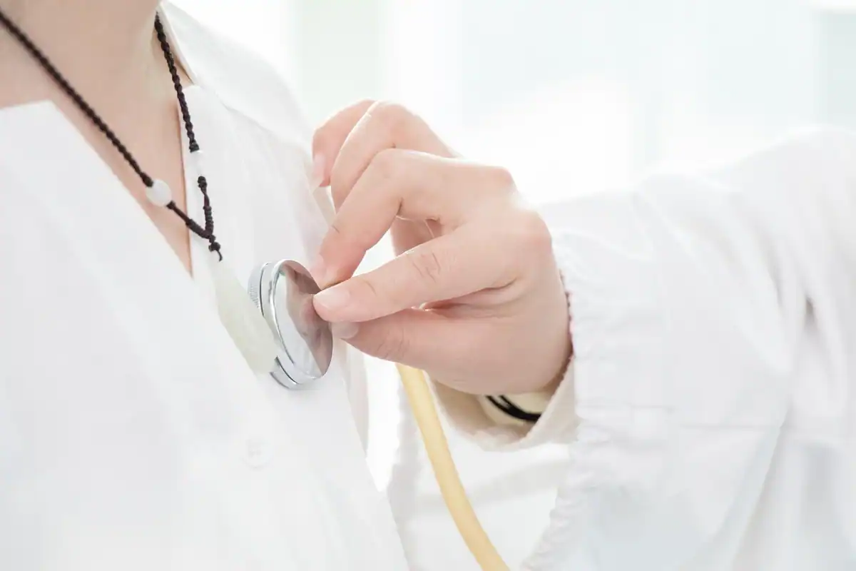 Medic cu stetoscop ascultă bătăile inimii unui pacient