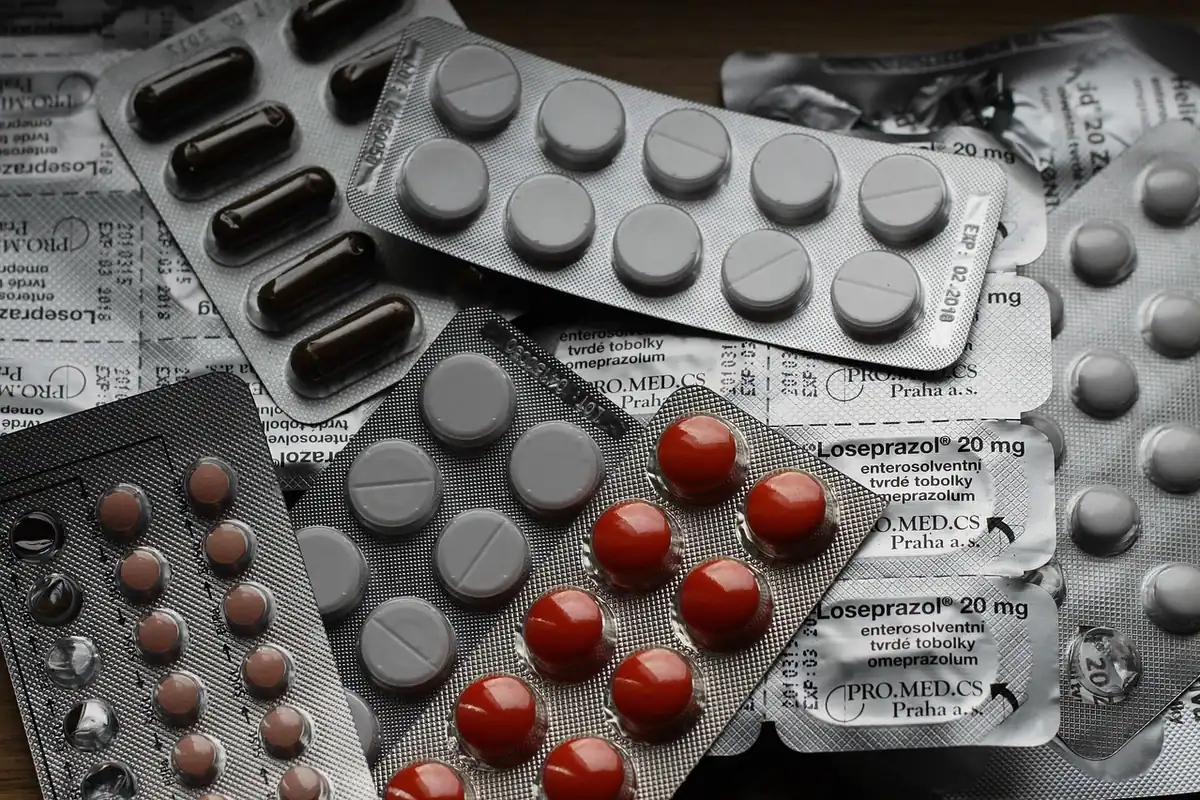 Tablete și blistere de medicamente, fotografiate în alb-negru