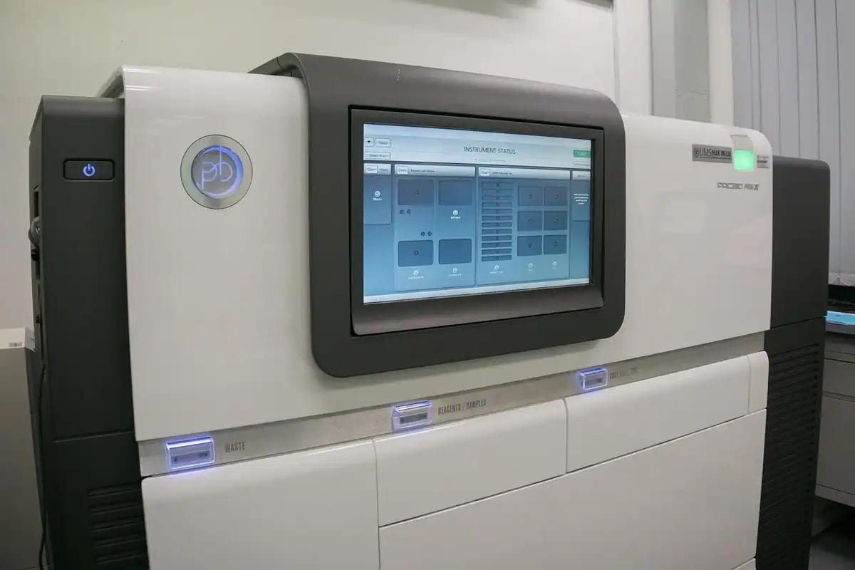 Aparat mare de laborator, cu ecran tactil, pentru analiza materialului genetic