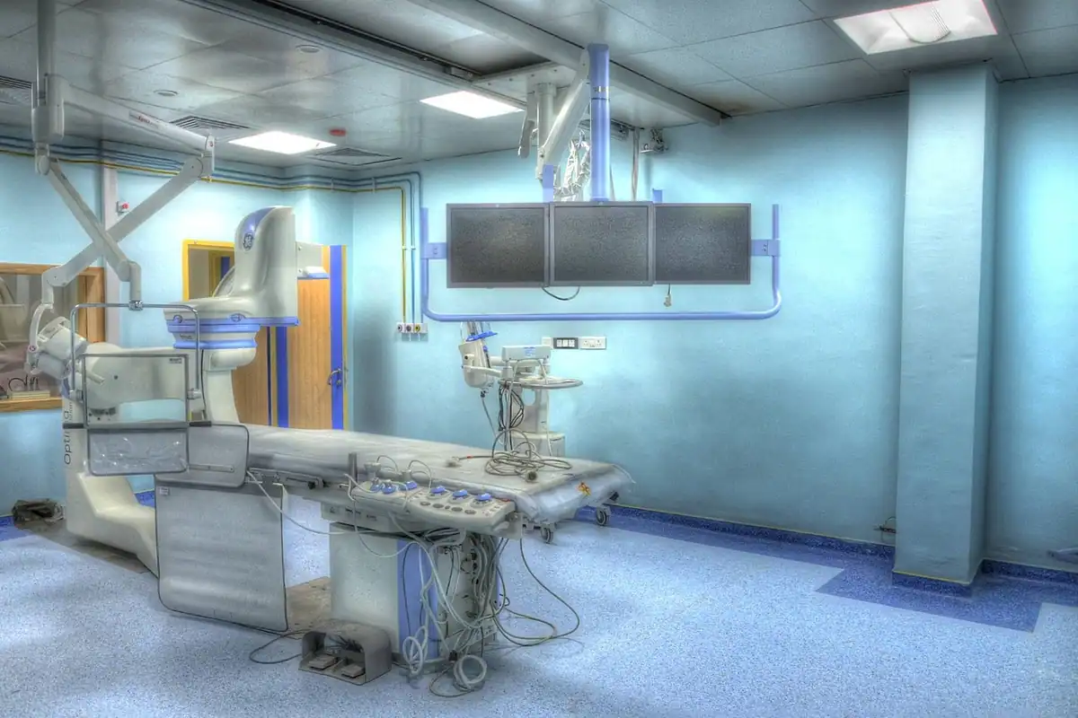 Sală medicală cu aparatură de investigație, în tonuri de albastru